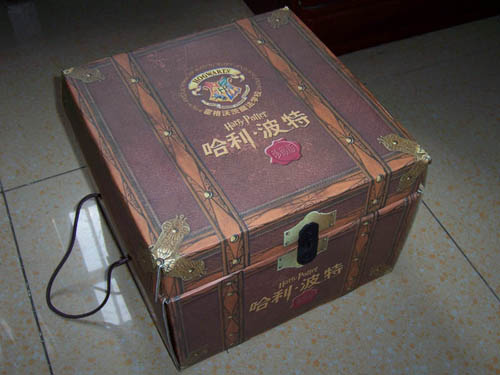 大盒子，虽然是硬纸不是木盒，但还是有很好的保护作用。